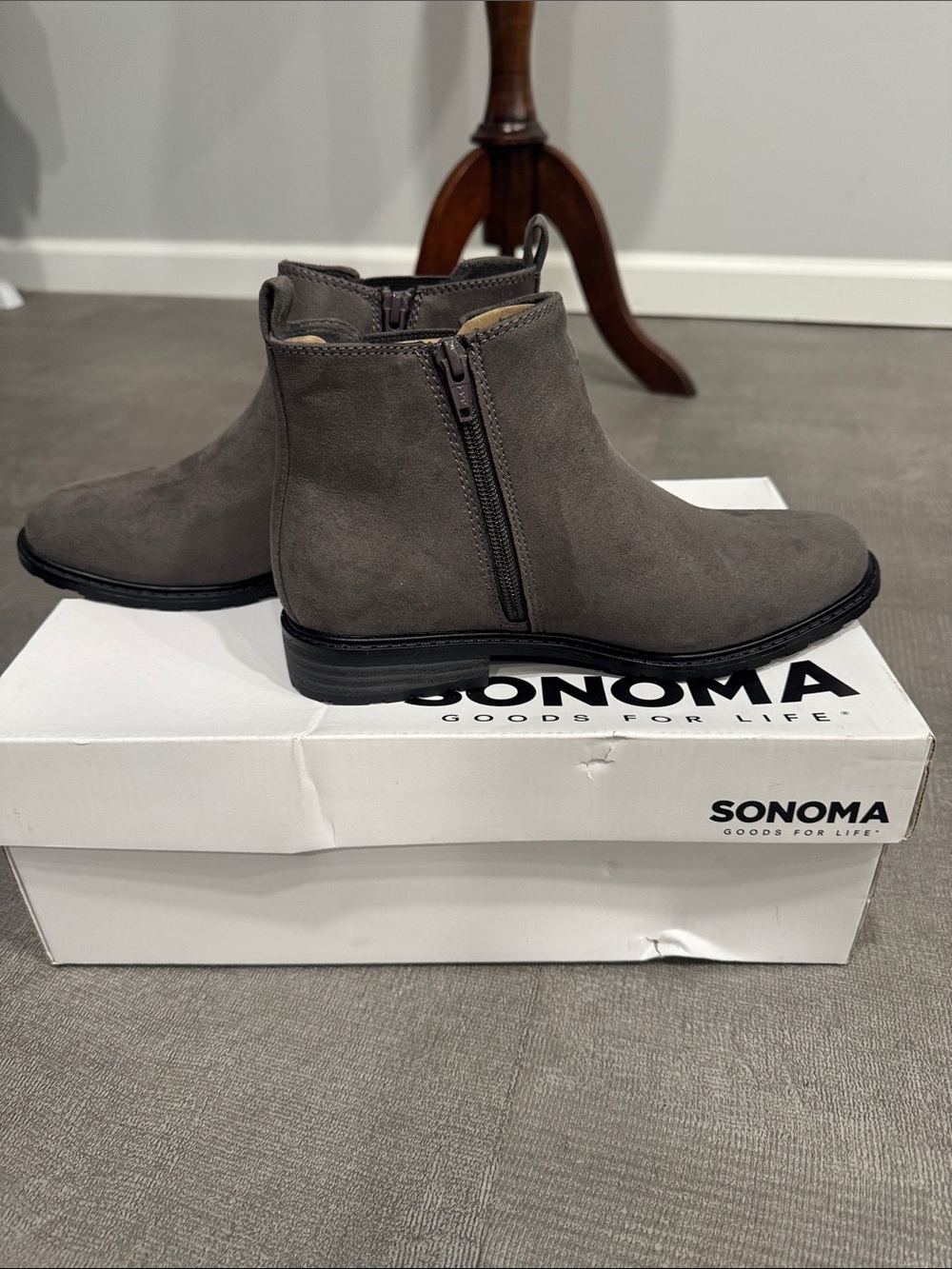 Sonomas Gray Suede Chelsea Boots - Sleek Side-Zip Design Size 6.5 - Picture 6 of 7